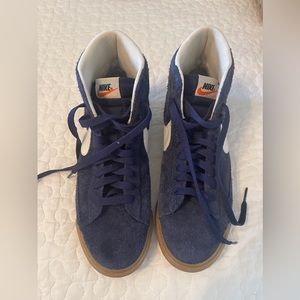 Nike Blazer Mid ‘77 Blue Suede Sneaker